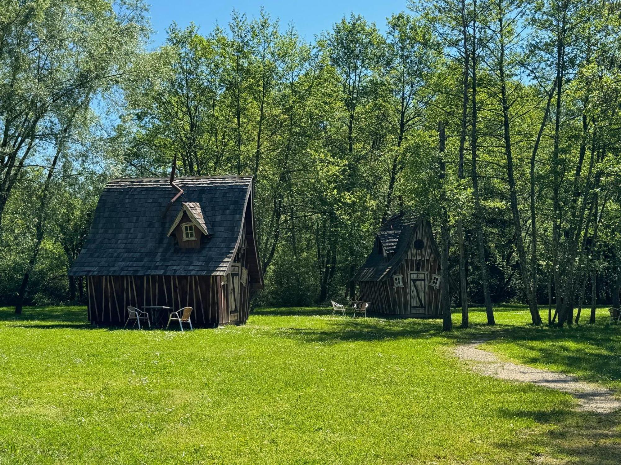 Les Lodges Du Lac Saint-Alban-de-Montbel Exterior photo