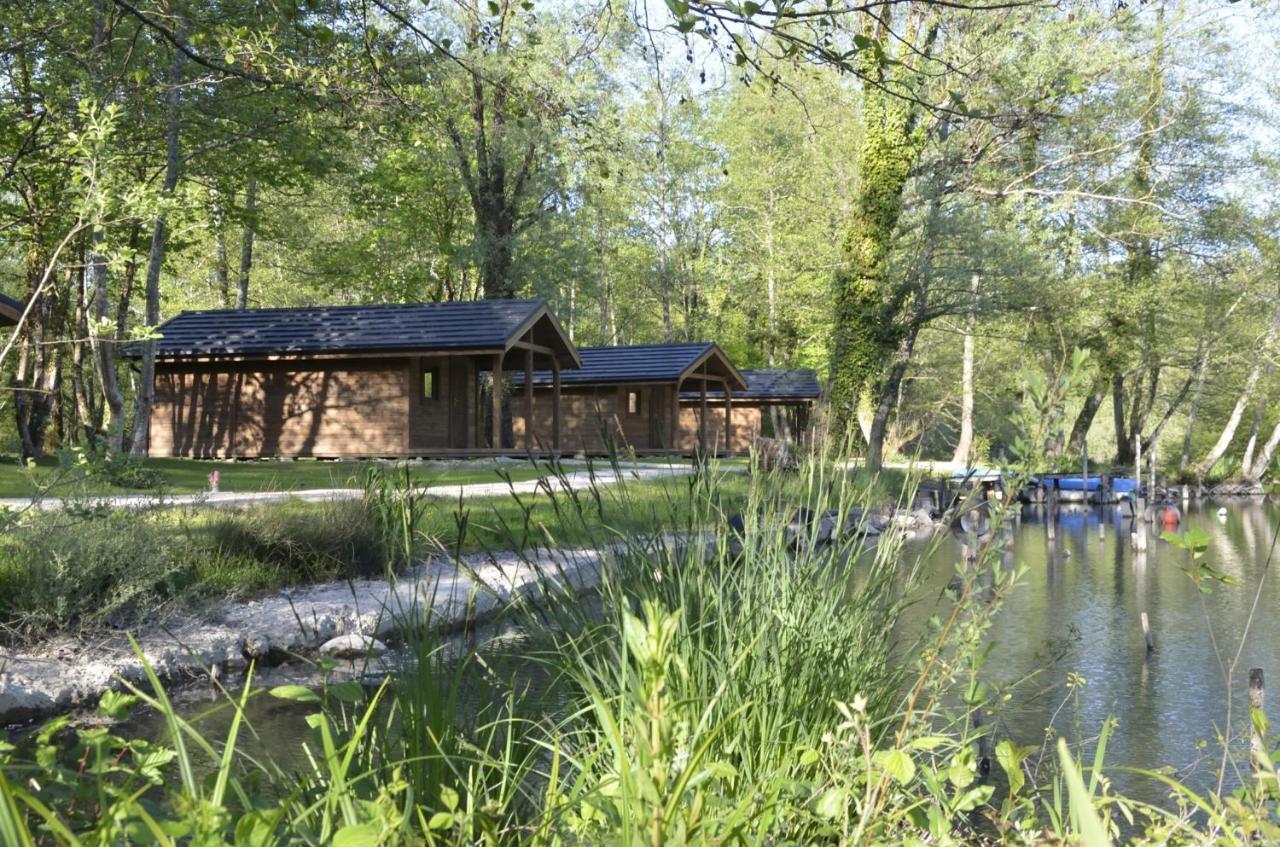 Les Lodges Du Lac Saint-Alban-de-Montbel Exterior photo