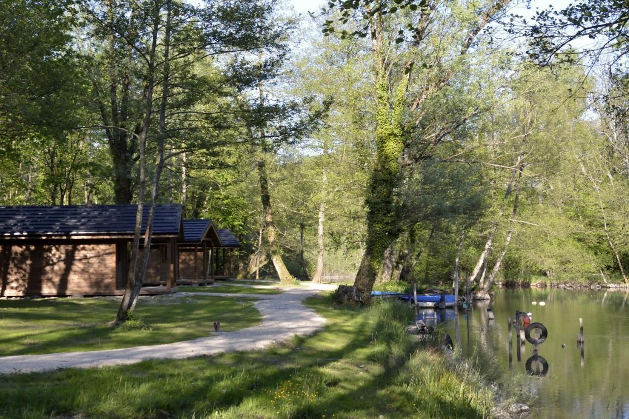 Les Lodges Du Lac Saint-Alban-de-Montbel Exterior photo