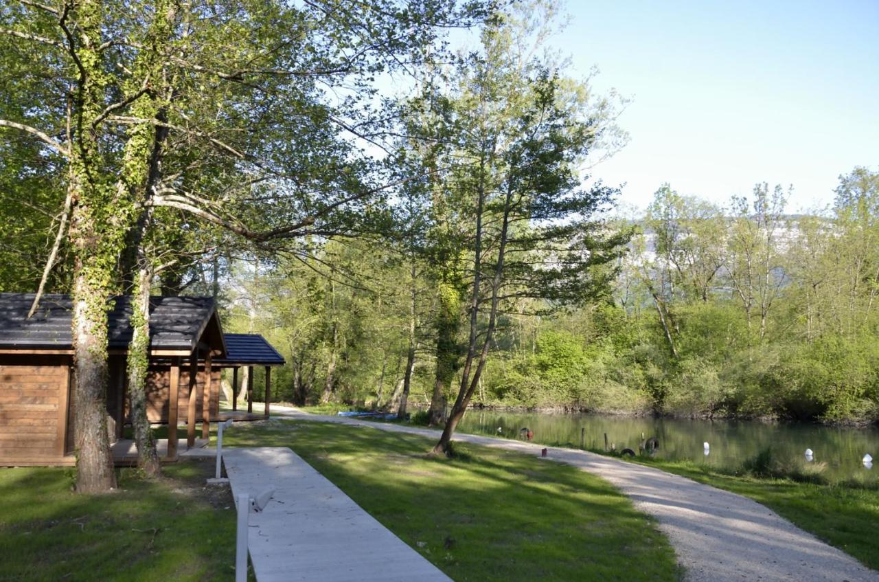 Les Lodges Du Lac Saint-Alban-de-Montbel Exterior photo